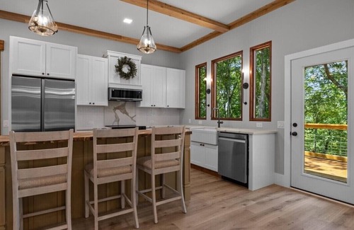 Denver House | Charming 3-bedroom house 1.5 miles from Cuba Landing Marina in Waverly.