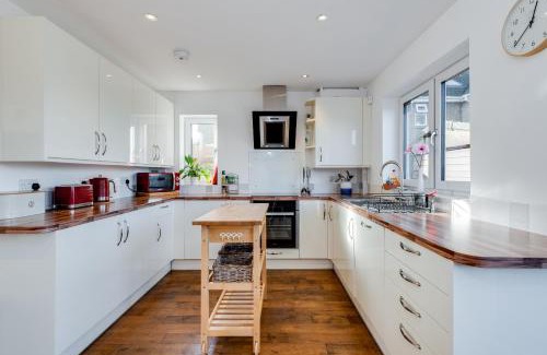 Oxford House | Charming 3 Bedroom House garden & parking - next to CS Lewis Nature Reserve