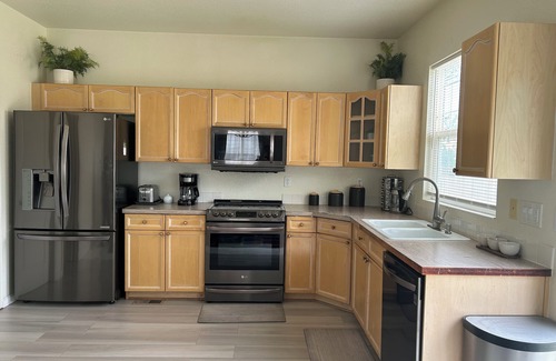 Sterling Hills House | Charming 3-bedroom house in enchanting Aurora with AC, WiFi