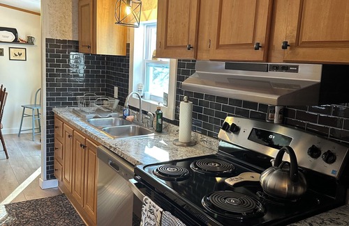 Martins Creek House | Charming 3-bedroom house near Lehigh Valley and Poconos. AC, WiFi