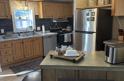 Martins Creek House | Charming 3-bedroom house near Lehigh Valley and Poconos. AC, WiFi
