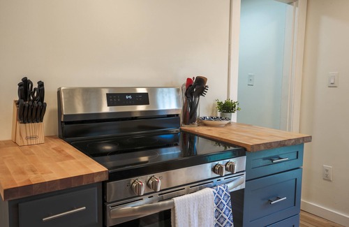Bangor House | Charming 3-bedroom house with AC, WiFi and a large yard in the heart of Bangor!