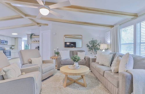 Chapin House | Charming 3-bedroom house near lake in Chapin