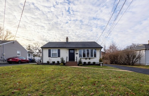 Clark House | Charming 3-bedroom house in Clark with AC and WiFi and washing and Dryer.