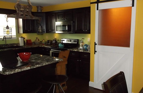 Dayton House | Charming 3-bedroom house with WiFi ,in pleasant Dayton, Tn. Nice view from porch