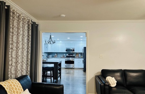 Evans House | Charming 3-bedroom house with pool, jacuzzi bathtub, and WiFi for Masters rental