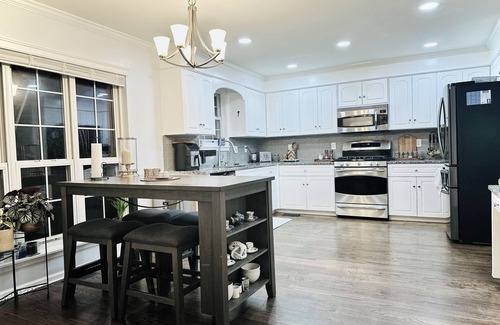 Evans House | Charming 3-bedroom house with pool, jacuzzi bathtub, and WiFi for Masters rental