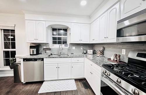 Evans House | Charming 3-bedroom house with pool, jacuzzi bathtub, and WiFi for Masters rental