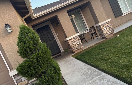 Roosevelt House | Charming 3-bedroom house with WiFi, AC in delightful Fresno