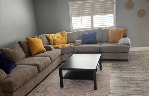 Roosevelt House | Charming 3-bedroom house with WiFi, AC in delightful Fresno