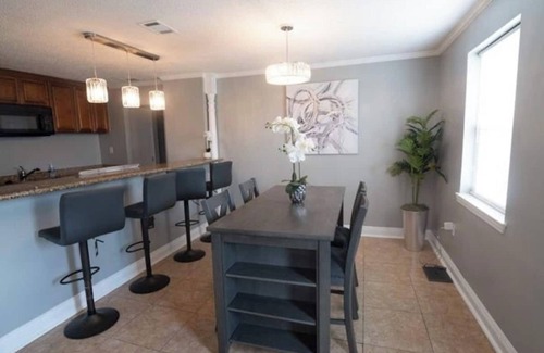 Kenner - Louis Armstrong International Airport House | Charming 3-bedroom house in Kenner- Safe. 15 mins to NOLA- Near MSY Airport
