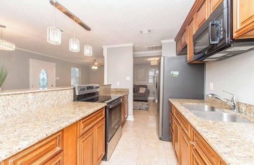 Kenner - Louis Armstrong International Airport House | Charming 3-bedroom house in Kenner- Safe. 15 mins to NOLA- Near MSY Airport