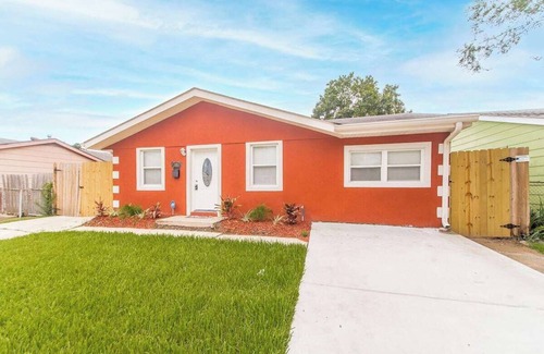 Kenner - Louis Armstrong International Airport House | Charming 3-bedroom house in Kenner- Safe. 15 mins to NOLA- Near MSY Airport