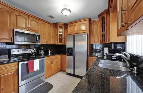 Golden Glades House | Charming 3-bedroom house with WiFi, AC in fantastic Miami