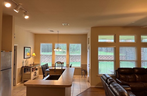 Norman House | Charming 3-bedroom house in Norman 3.4 miles from University of Oklahoma Campus