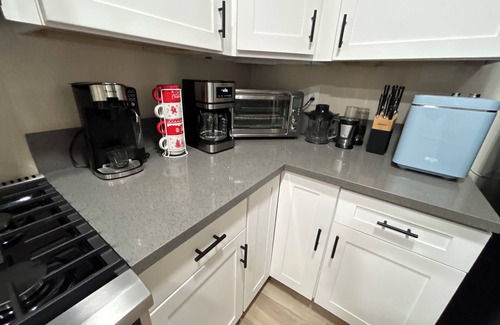 Eloy House | Charming 3-bedroom house with.Eloy Skydive Paradise. WiFi, AC, hot tub/pool.