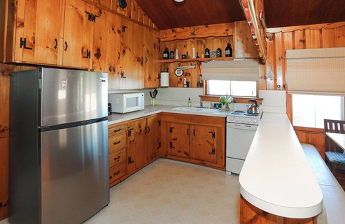 Malletts Bay House | Charming 3-bedroom lakefront house with large yard and sandy beach