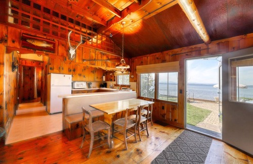 Malletts Bay House | Charming 3-bedroom lakefront house with large yard and sandy beach