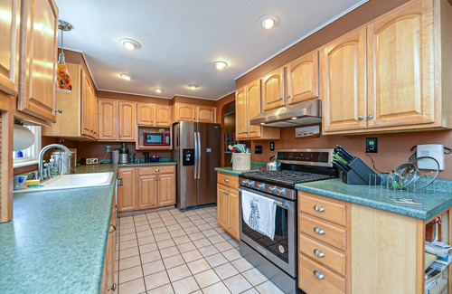 York House | Charming 3-bedroom ranch. Country location.