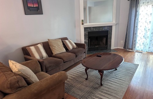 Franconia House | Charming 3-bedroom townhome with WiFi and AC in Alexandria