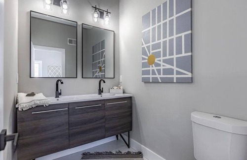Washington House | Charming 3-bedroom Townhome with WiFi and AC in marvelous Washington