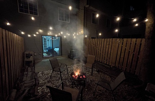 Sandy Springs House | Charming 3-bedroom townhome 20 min downtown ATL, Fire pit, Parking, WiFi/TVs
