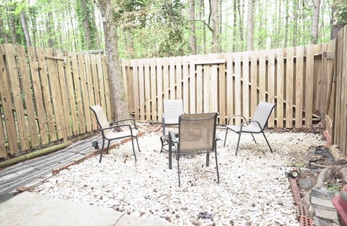 Sandy Springs House | Charming 3-bedroom townhome 20 min downtown ATL, Fire pit, Parking, WiFi/TVs
