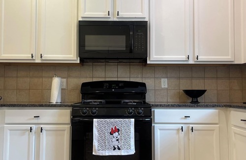 LaGrange House | Charming 3-bedroom Urban Haven