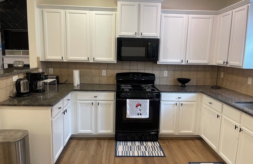LaGrange House | Charming 3-bedroom Urban Haven