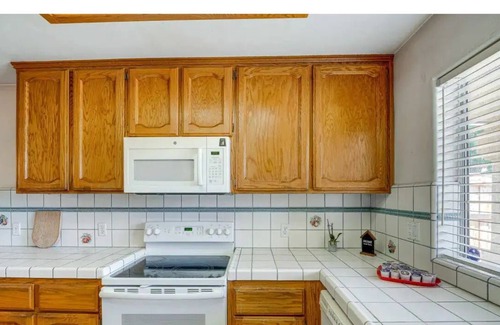 Bakersfield House | Charming 3-bedroom house in beautiful Bakersfield
