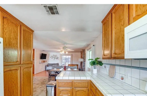 Bakersfield House | Charming 3-bedroom house in beautiful Bakersfield