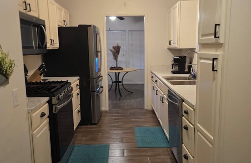 Oildale House | Charming 3-bedroom 2 Bath house with WiFi and AC/Heat and Pool in Bakersfield