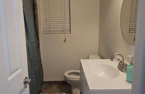 Oildale House | Charming 3-bedroom 2 Bath house with WiFi and AC/Heat and Pool in Bakersfield