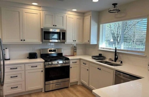 Bentonville House | Charming 3-bedroom house with AC and WiFi in Bentonville