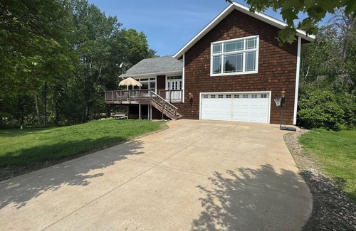 Breezy Point House | Charming 3-bedroom house tucked right in the heart of Breezy Point