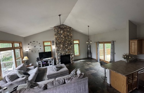 Breezy Point House | Charming 3-bedroom house tucked right in the heart of Breezy Point
