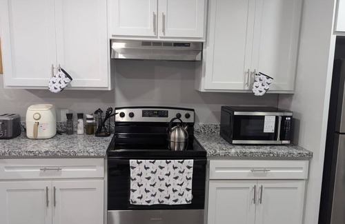 Brownsville House | Charming 3-bedroom house in Brownsville with AC