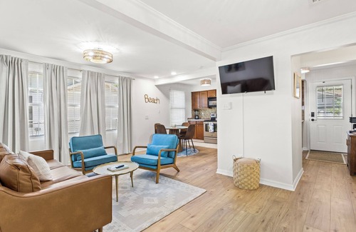 Mississippi City House | Charming 3-bedroom house with AC, WiFi, Fire Pit, Grill, 5 minute walk to beach!