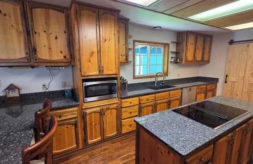 Jacksonville House | Charming 3-bedroom house in Applegate Valley. Private river access, WiFi and AC