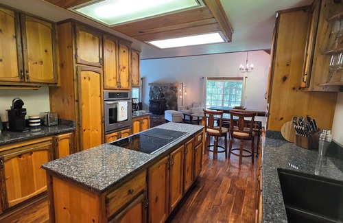 Jacksonville House | Charming 3-bedroom house in Applegate Valley. Private river access, WiFi and AC