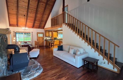 Jacksonville House | Charming 3-bedroom house in Applegate Valley. Private river access, WiFi and AC