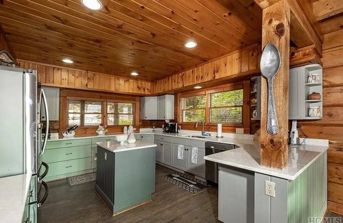 Lake Toxaway House | Charming 3-bedroom Lake Toxaway Mountain Cottage with Incredible Views