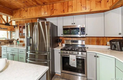 Lake Toxaway House | Charming 3-bedroom Lake Toxaway Mountain Cottage with Incredible Views