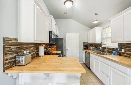 Midwest City House | Charming 3-bedroom house with WiFi and AC in Midwest City