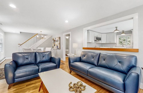 Narragansett Pier House | Charming 3-bedroom vacation home just 5 minute walk to Narragansett Beach