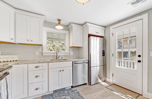 Narragansett Pier House | Charming 3-bedroom vacation home just 5 minute walk to Narragansett Beach
