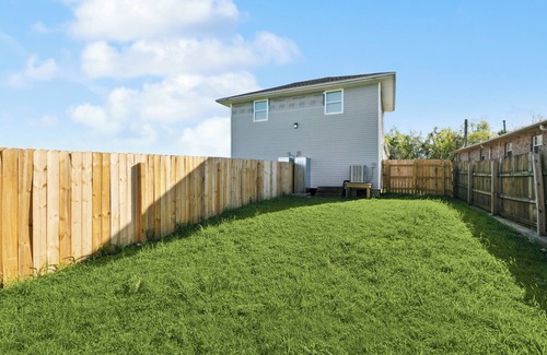 Ponchartrain Park House | Charming 3-bedroom house in vibrant New Orleans with WiFi, AC & Large Back Yard