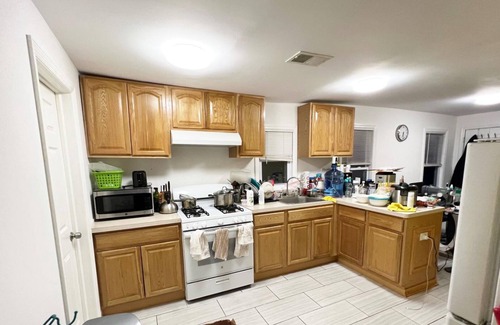 Roselle Park Apartment | Charming 3-bedroom apartment in lovely Roselle Park- 4 mins from NYC Bus Station