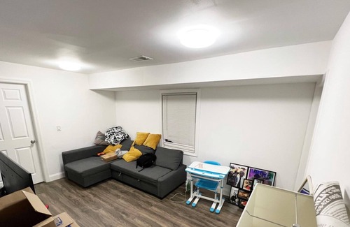 Roselle Park Apartment | Charming 3-bedroom apartment in lovely Roselle Park- 4 mins from NYC Bus Station