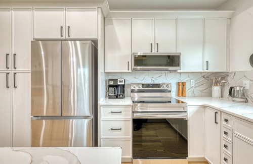 Pebble Beach House | Charming 3-bedroom Relaxing Family Vacation Retreat On The Water, Fishing